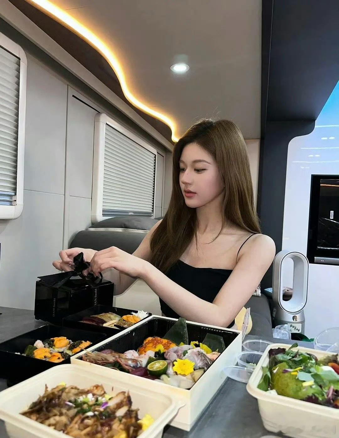 赵露思现在已经是一整个网红的气质了 ​​​