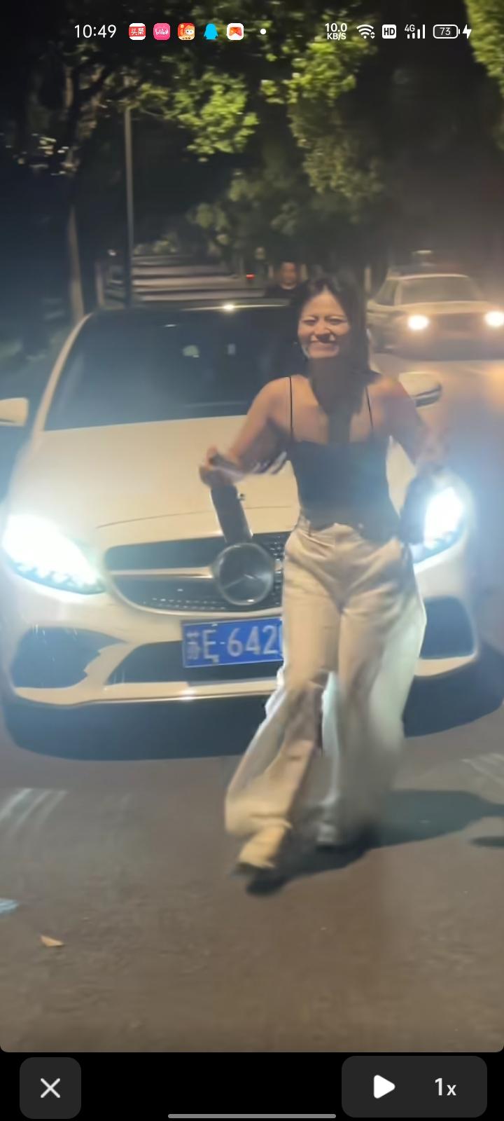 刚才我刷到有多位女子把车停在路旁，用酒瓶等道具拍摄视频，十分危险，引得网友纷纷艾