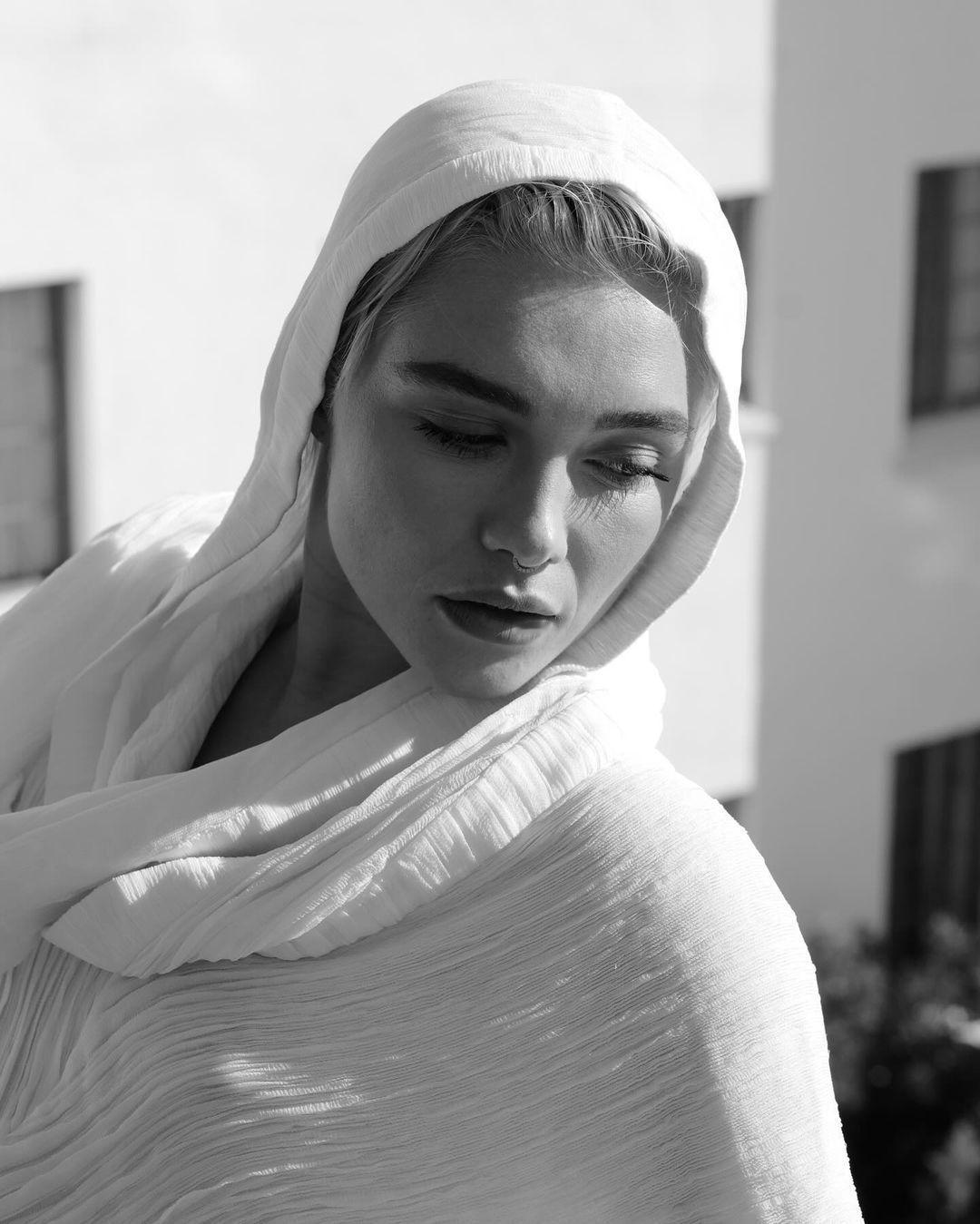 皮尤Florence Pugh 没能跟随沙丘2剧组来巴黎宣传，拍了一组大片应景大