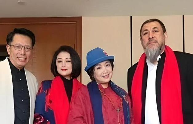 4位艺术家同台相聚的珍贵旧照：我认出了左一著名朗诵艺术家张宏与右一的表演艺术家陆