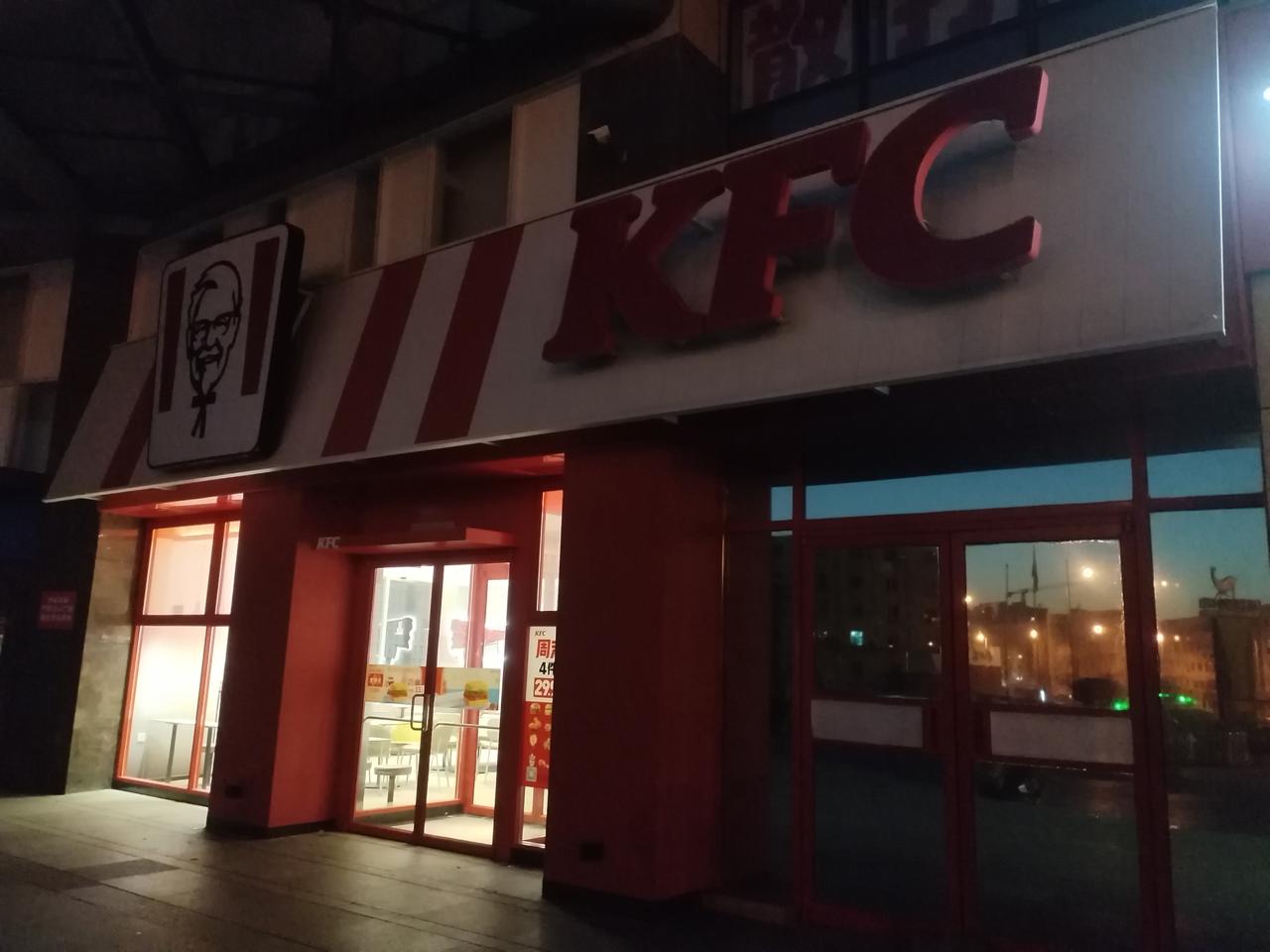 昨天早上，在肯德基吃过早餐后，出门不远，路过一个小坡路。突然发现有一个人正推着一