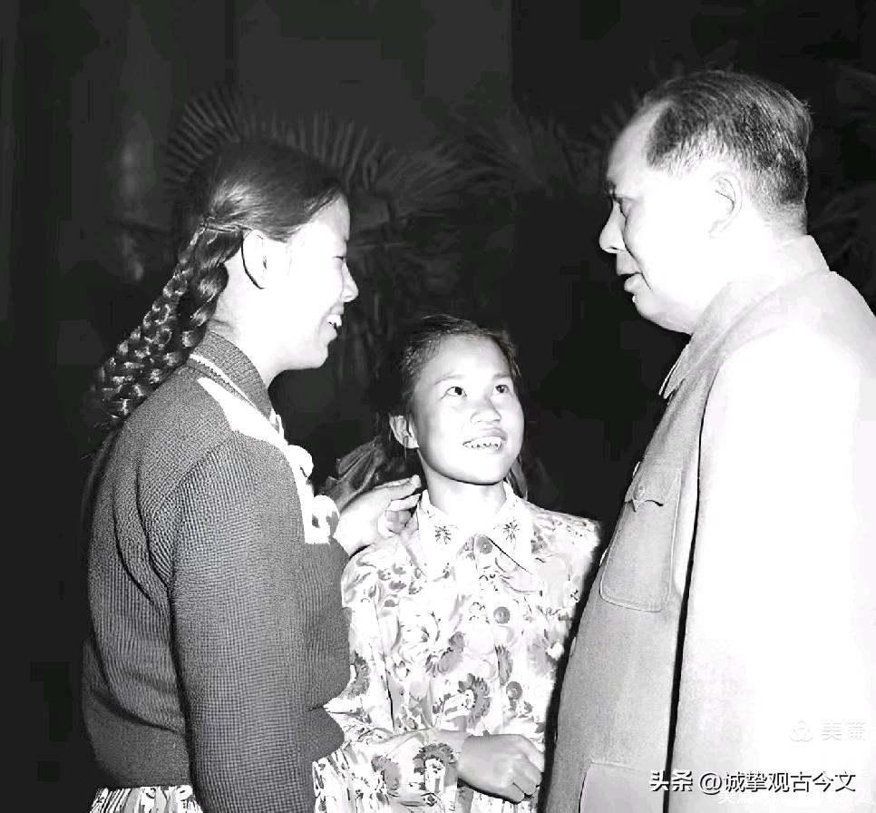 1959年，毛主席和邵华姐妹的合影，第2年，邵华成了他的儿媳妇。