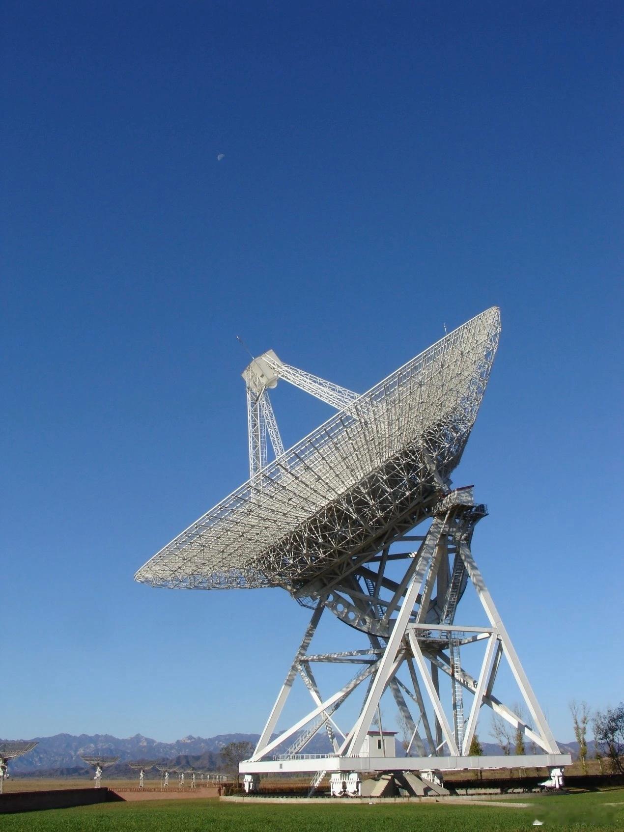 在北京市密云区不老屯镇，一座50米口径的大型射电望远镜正在网通院（54所）天线建