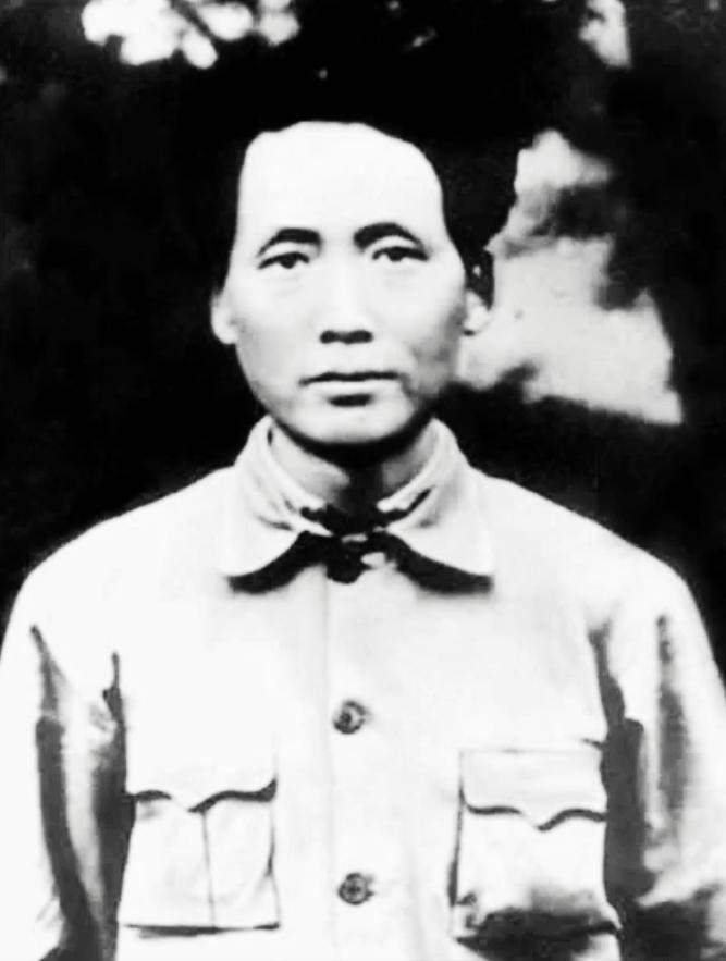 在中央苏区遭受 “左” 倾错误排挤时期，毛泽东失去红军军事指挥权，饱尝冷落。他于