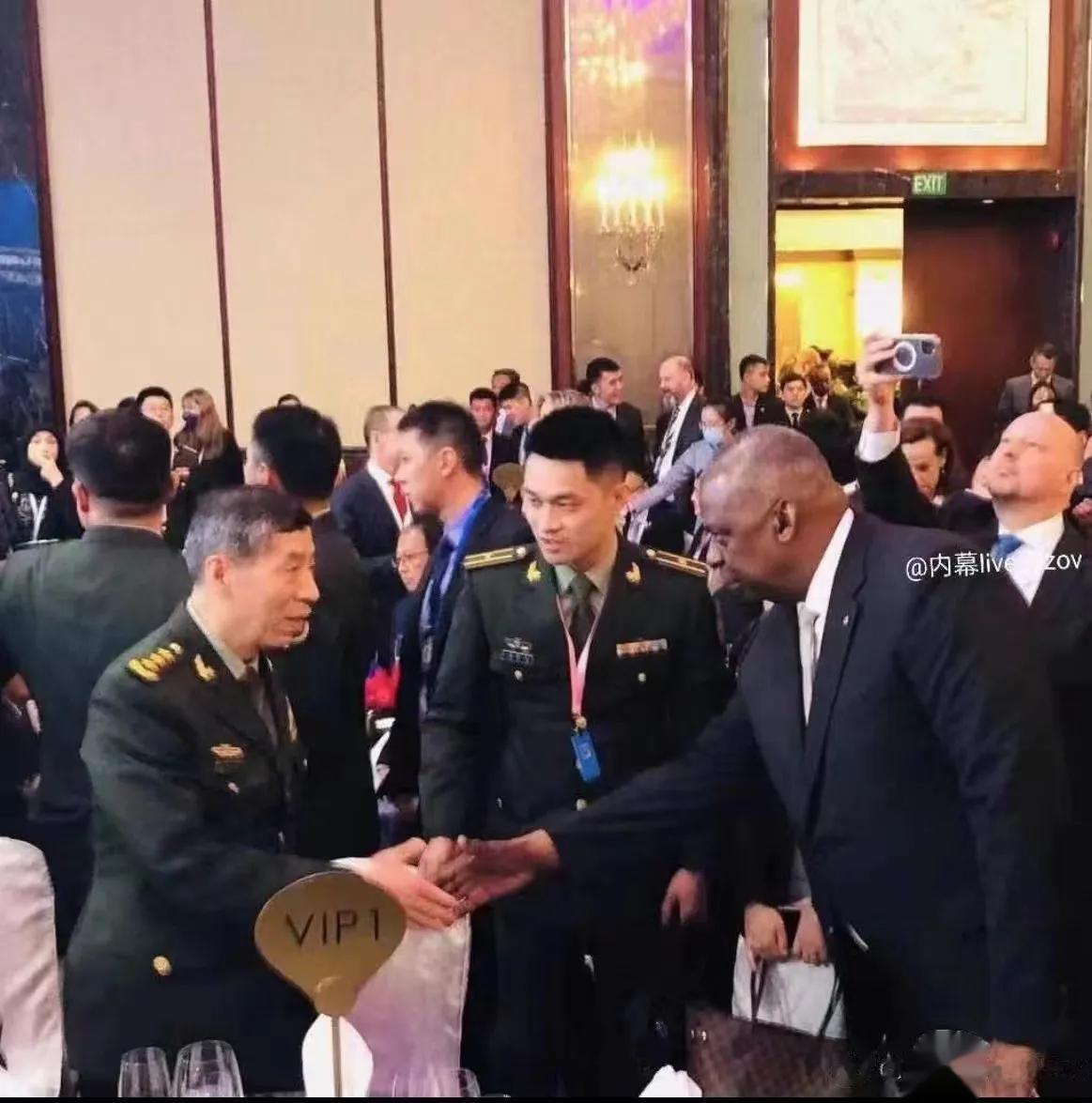 中美国防部长在新加坡香格里拉见面握手

美国不放弃制裁，就不要坐下来谈