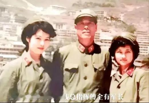 这是老山战役icon时，著名的傅全有将军与两名漂亮女兵的合影，可令人万万没想到的