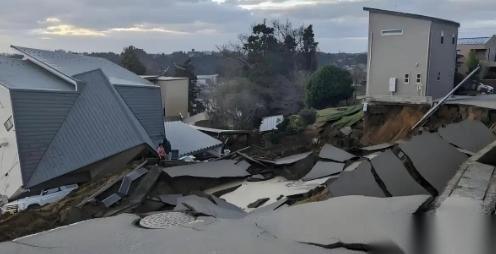 富士山临爆！
300年能量堆积，日本雪上加霜。强震未平，火山又起！沉睡300年的