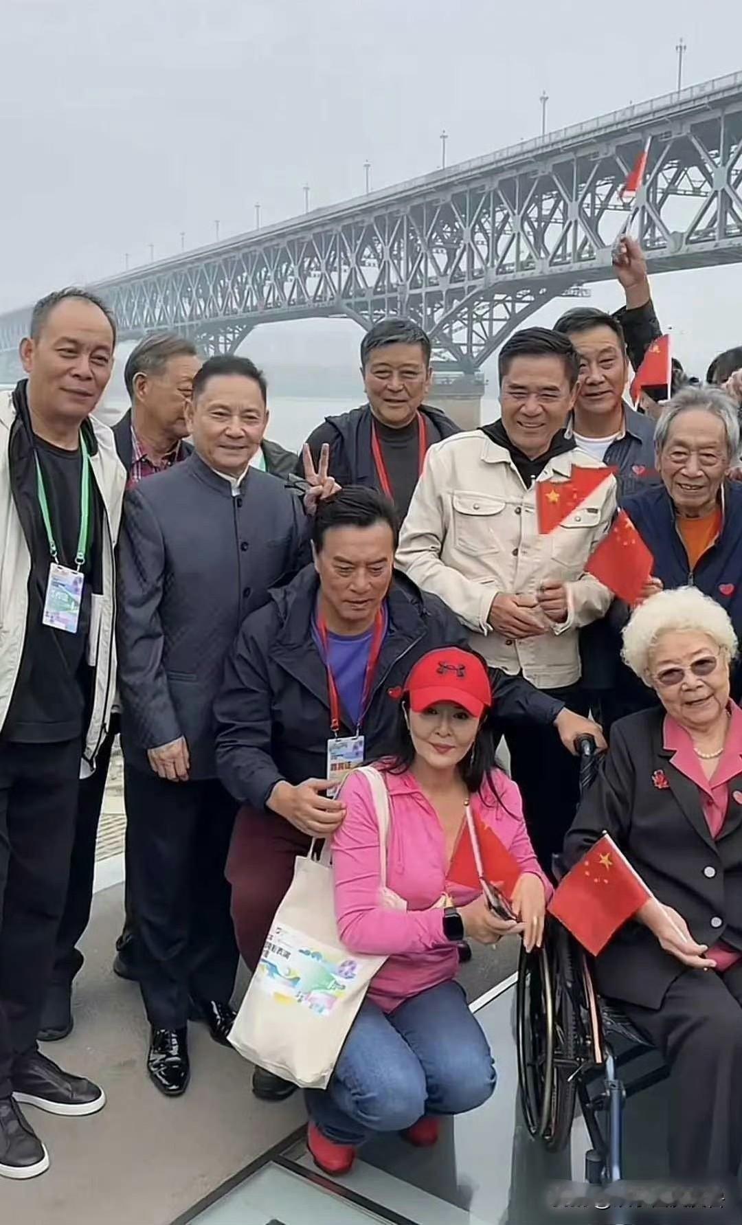 乍一看，以为是一个普通的老年旅游团。再仔细看，发现没一个是普通人 ​​​。

轮