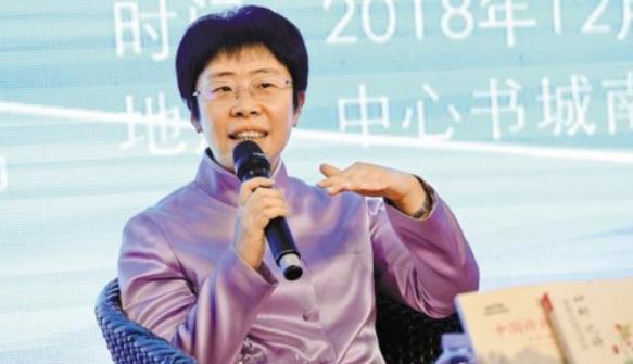 50岁的北大才女蒙曼，终究没能躲过父亲临终前的含泪催婚。老人用尽力气劝她：“事业