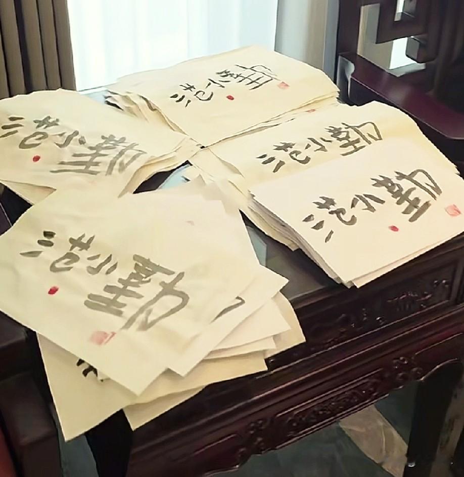 我是真的懵了。
随便写几个字，就能收入80多万？！
范小勤就做到了。
因为长相酷