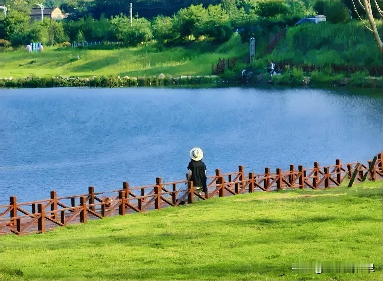 此身如舟，本自虚空。
不系功名，不系尘忧，
不逐风浪，不系码头。
天地为水，随心