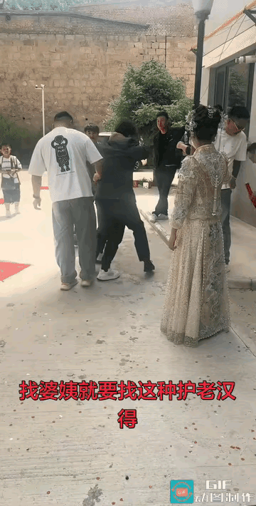 首先给霸气新娘点赞
给新娘加油
手里棒棒上打不守规矩的胡闹男女，下打乱要红包，乱