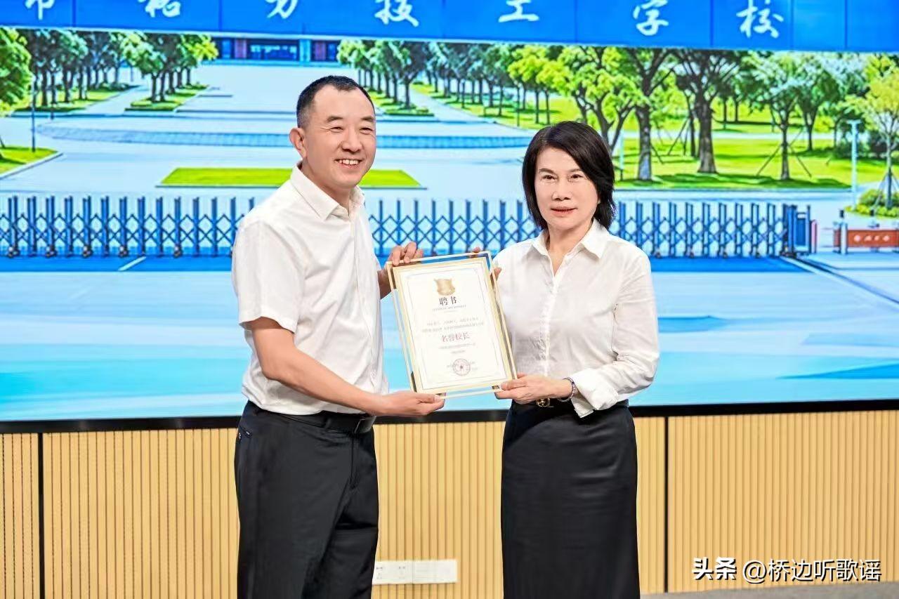 俞敏洪当初以150万年薪聘请他，昨天，董明珠又在格力技工学校开学第一课现场，亲手