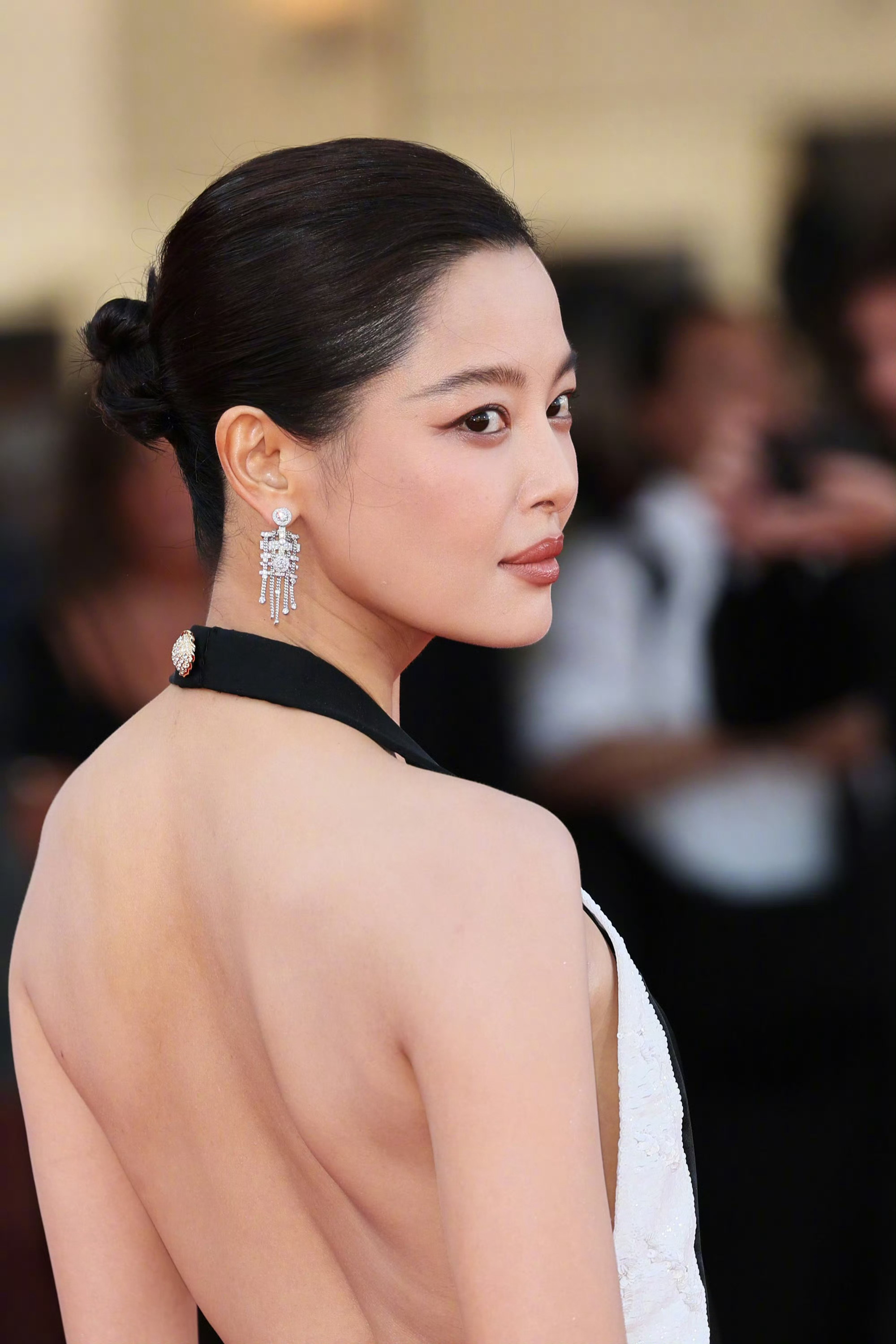 辛芷蕾亮相威尼斯电影节红毯，携作品《日掛中天》而来，身穿香奈儿2025/26秋冬
