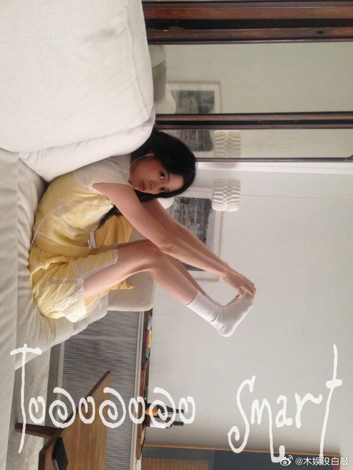 欧阳娜娜耳机线扎发 耳机线秒变发绳，这脑洞也太可爱了吧！本来只是忘带发圈的临时救