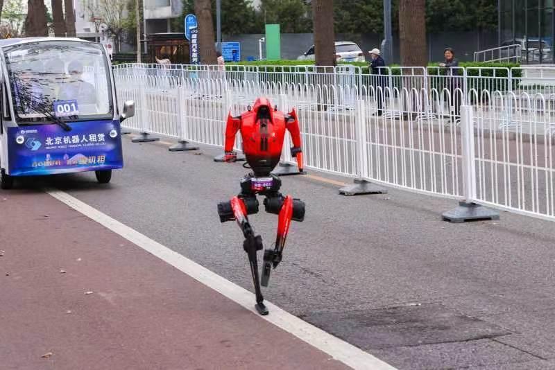 在2026年北京亦庄人形机器人半程马拉松赛场上，荣耀机器人上演了一场震撼表演！不