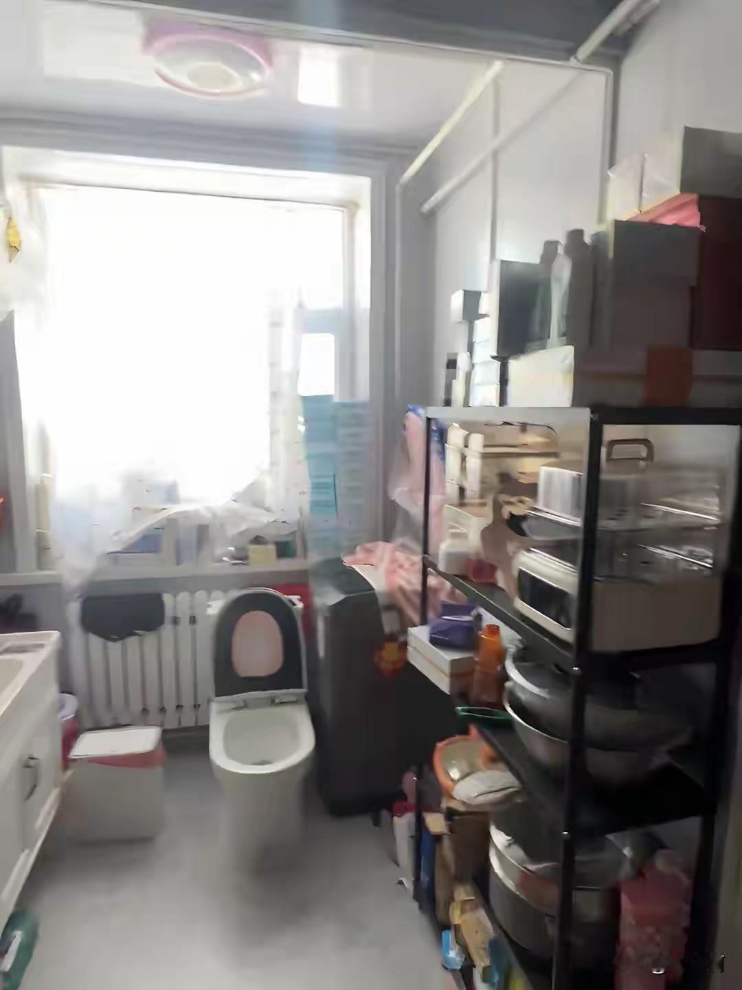 这是我见过最硬核的耍流氓了，厨房橱柜，坐便放楼道里，把邻居门口给包上了，还给邻居