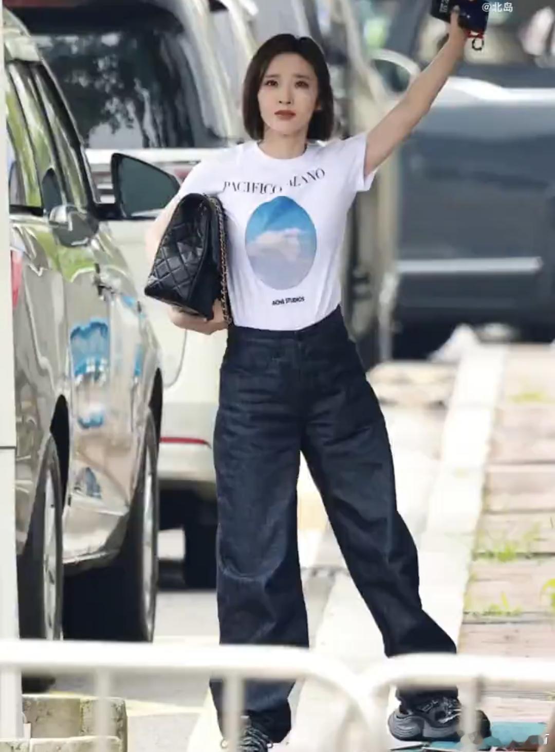 我不知道这个唐艺昕是怎么了谁能懂唐艺昕这组路透有多反差可爱，被大家戏称人机女神属