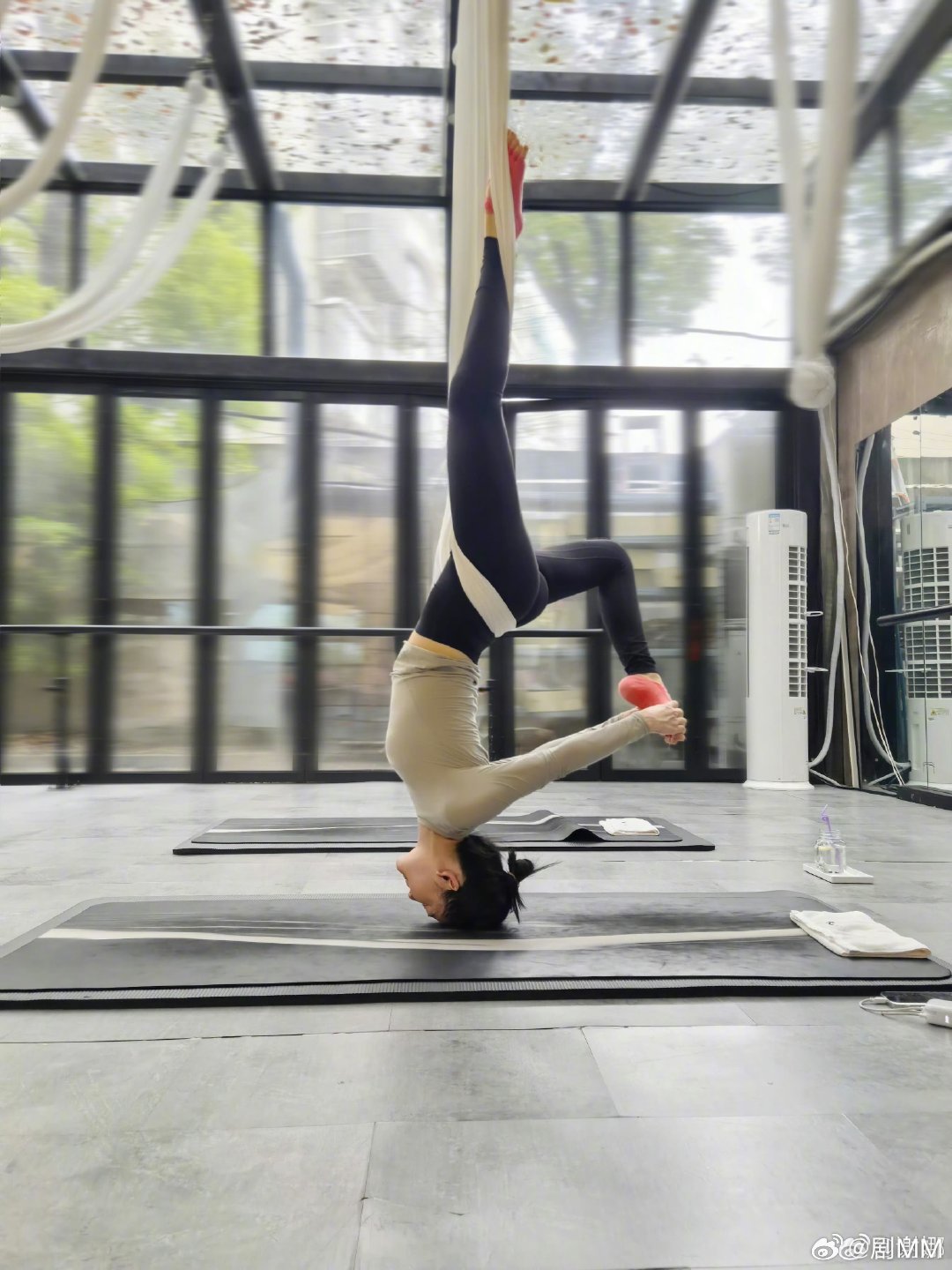 谢娜倒立瑜伽照谢娜练瑜伽倒立谢娜练瑜伽倒立，这身材管理和运动能力真的太能打了。 