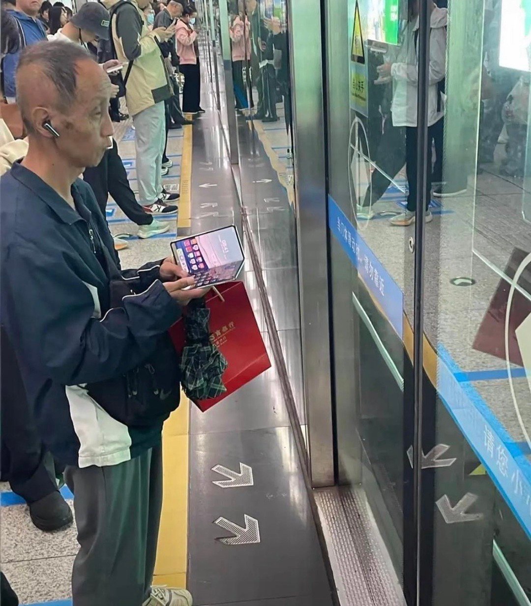 坐地铁的时候看到的，果然人不可貌相 