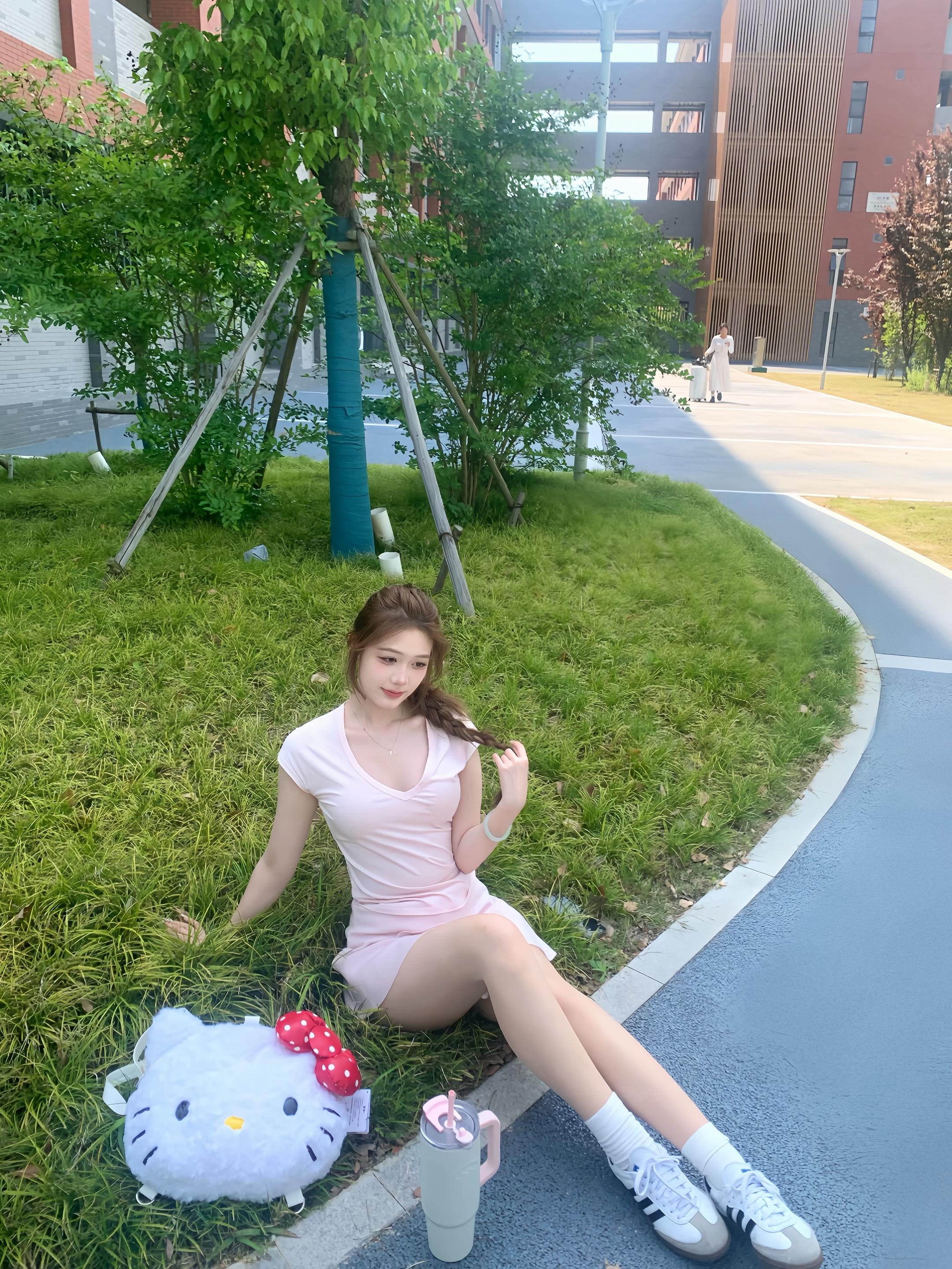 一起在校园里散步吧