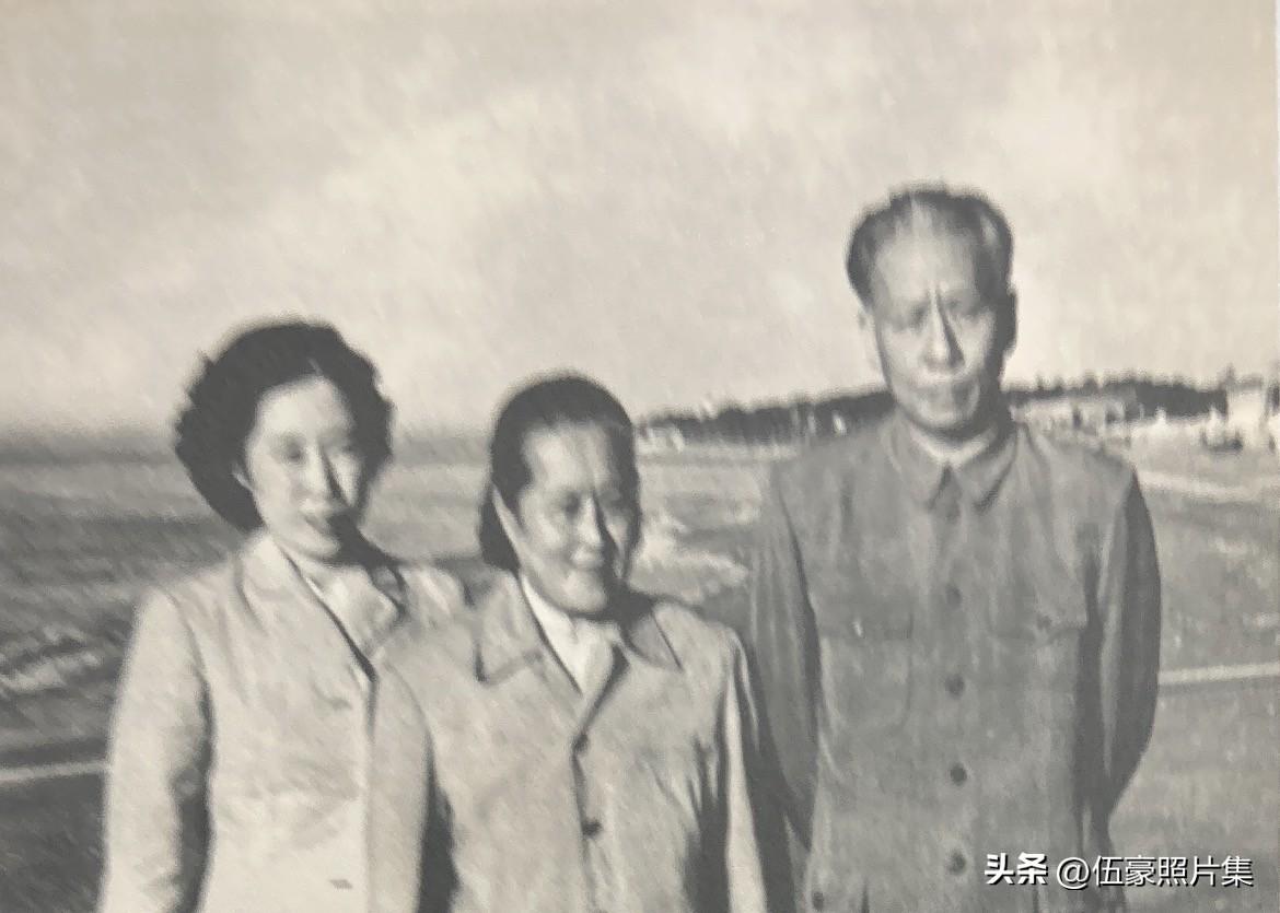 1960年代，董洁如与刘少奇、王光美在北戴河海滨的合影。其中，董洁如是王光美的母