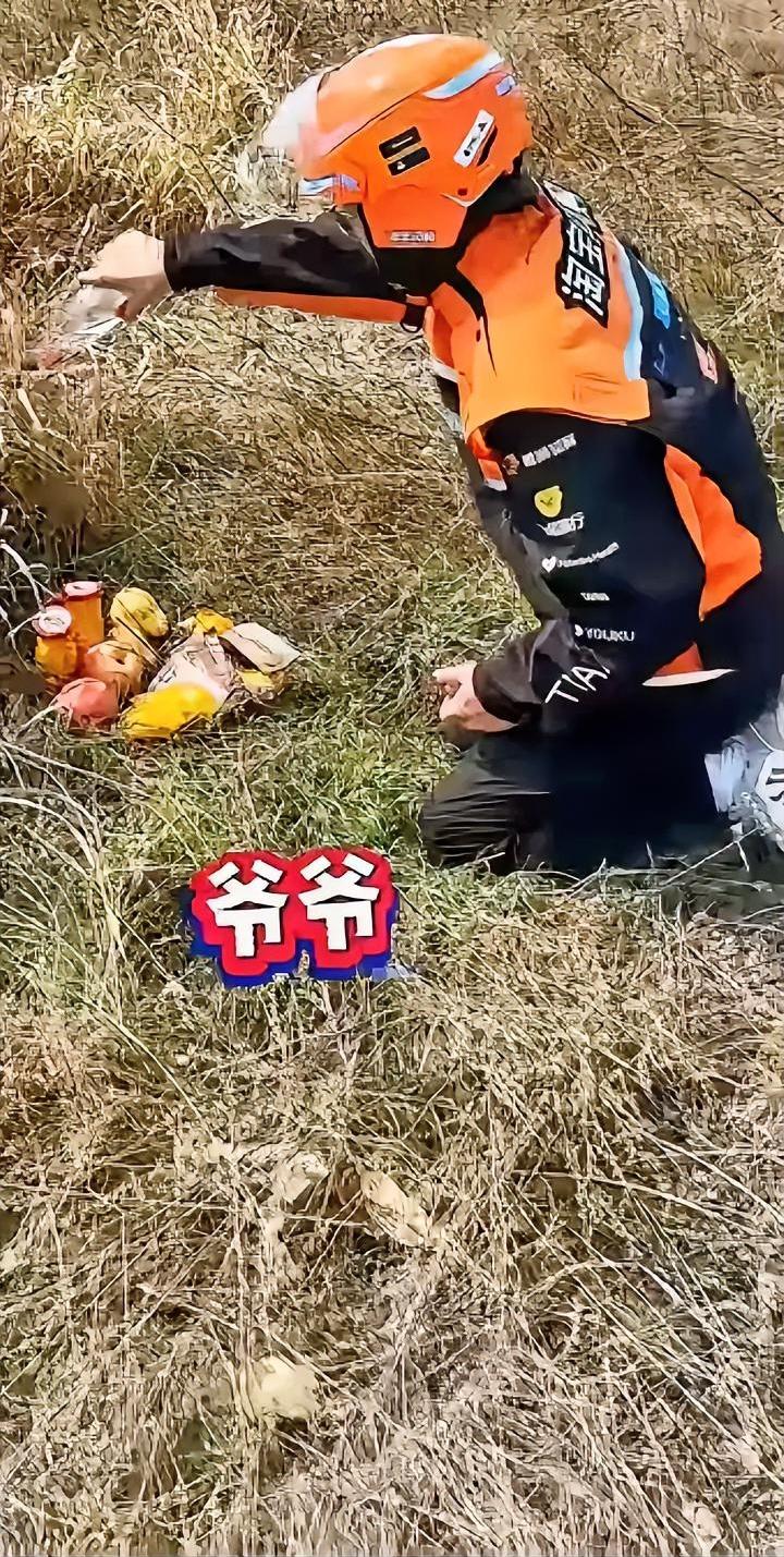 奇葩！现在年轻人祭祖都这么会整活了？清明回不了家，直接雇外卖小哥代跪代祭拜，这操