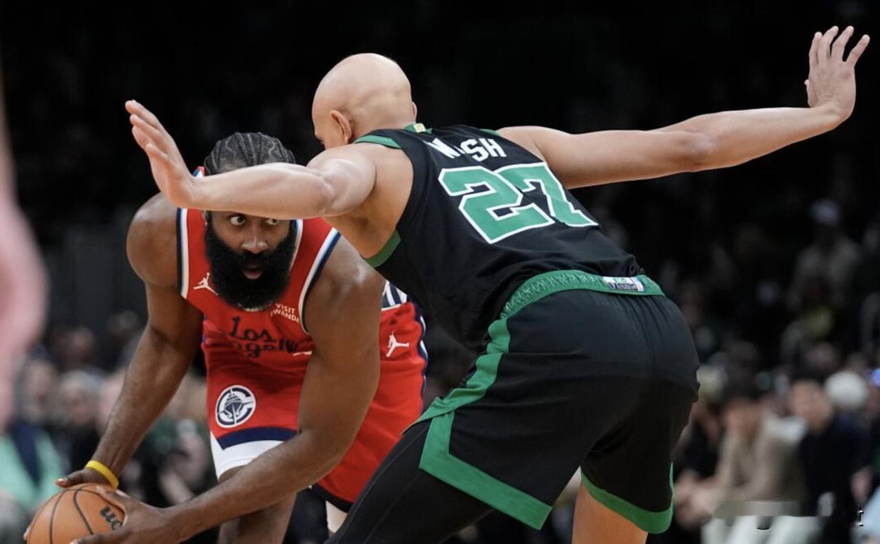 凯尔特人球员乔丹 - 沃尔什为防哈登提前两天做准备，在训练中演练策略，就是要彻底