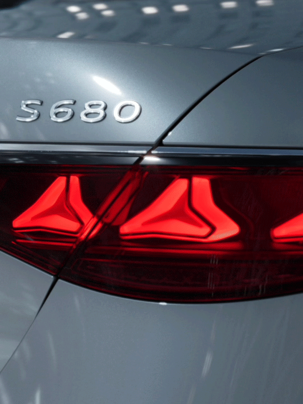 咋说呢，迈巴赫还是迈巴赫。新能源时代有很多旧事物要淘汰，但MAYBACH这排字母