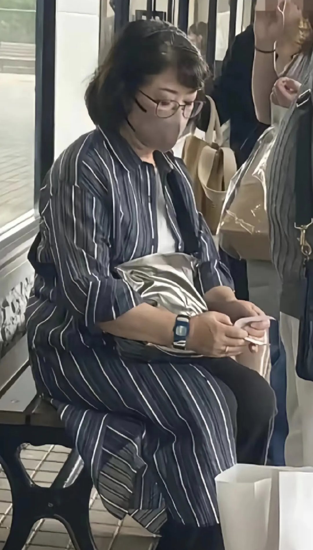 山口百惠和三浦友和外出购物，身形臃肿变化大，低调坐公交车出行！ ​​​