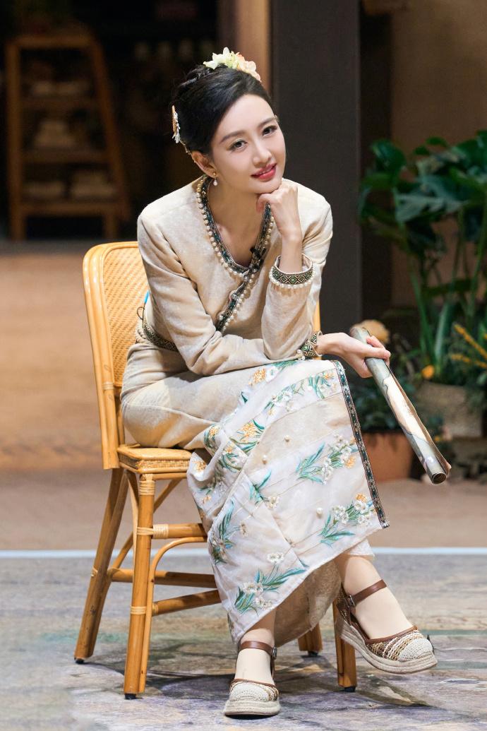 最近王鸥在录制综艺节目的时候走民族风路线，看上去非常的美，也很有时尚风情。

她