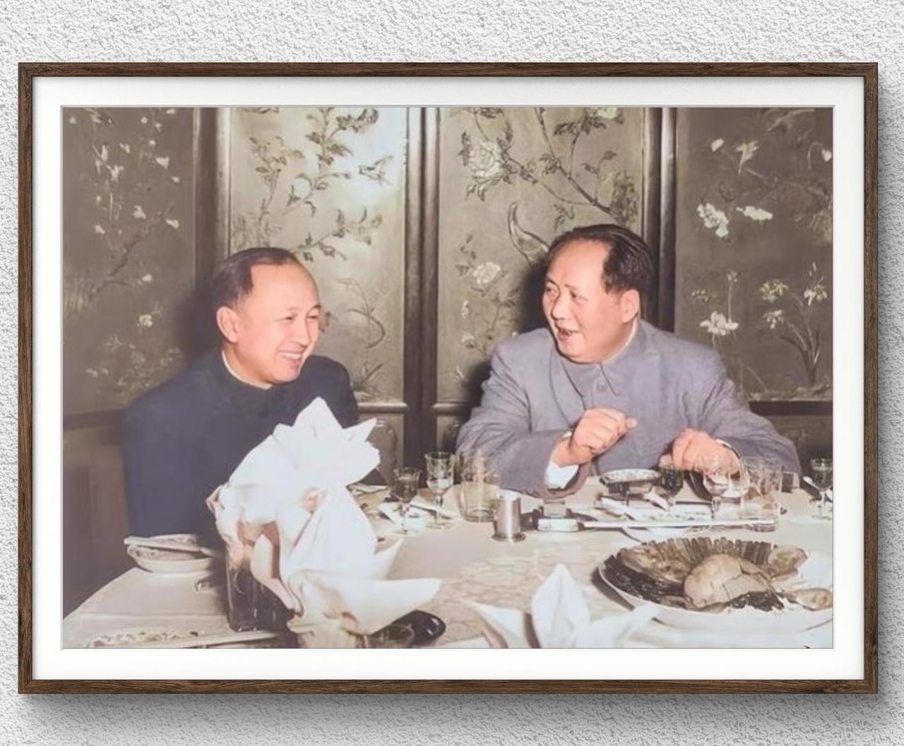 1956年的一次宴请中，‌毛泽东主席与钱学森同志‌相谈甚欢的珍贵留影：
这次会面