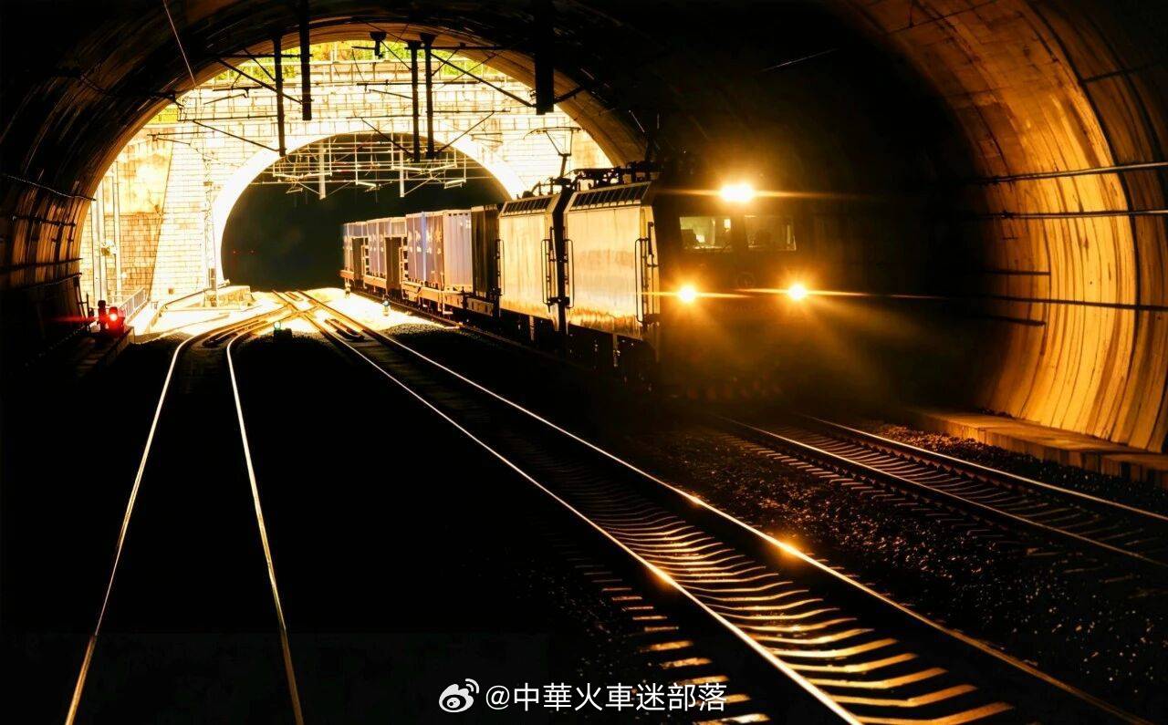 铁路,晚安 闭上眼睛，把今天的好好存档。晚安～ 