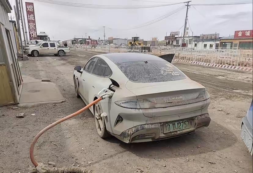 上个月，一个方程豹豹5的车主，在西藏自驾的时候把后电机磕碎了。

壳体直接裂开，