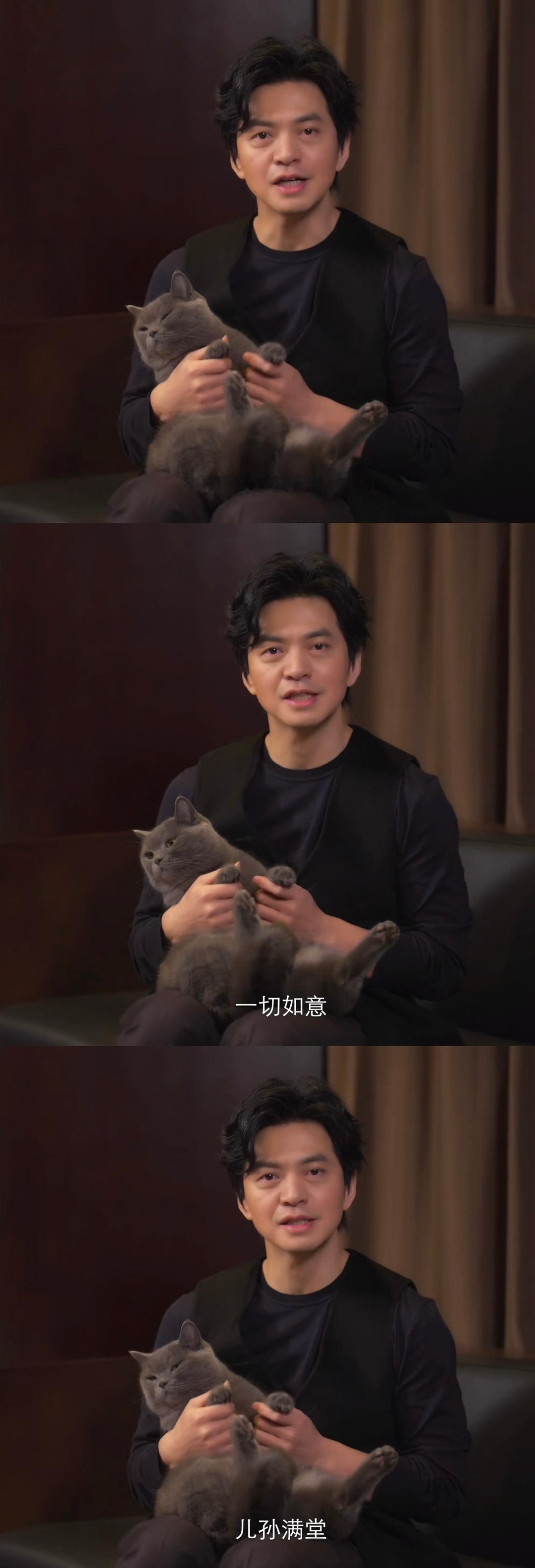 哈哈哈哈哈哈哈哈哈丁克的李健抱着他绝育的猫在新年视频里祝大家儿孙满堂[笑cry]