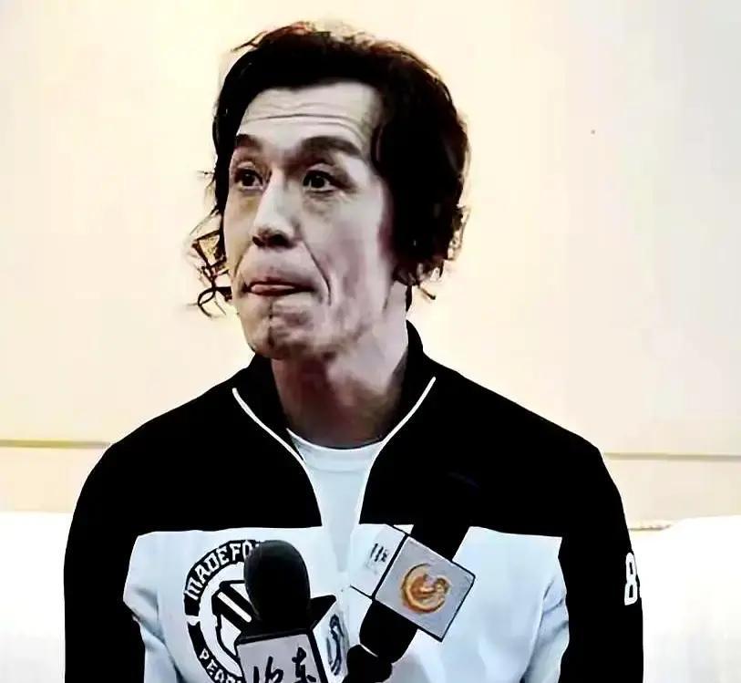 哈文在美国被骂上热搜
 
她没退圈，只是换了个坐标。去年还给中传学生上网课，拍纪