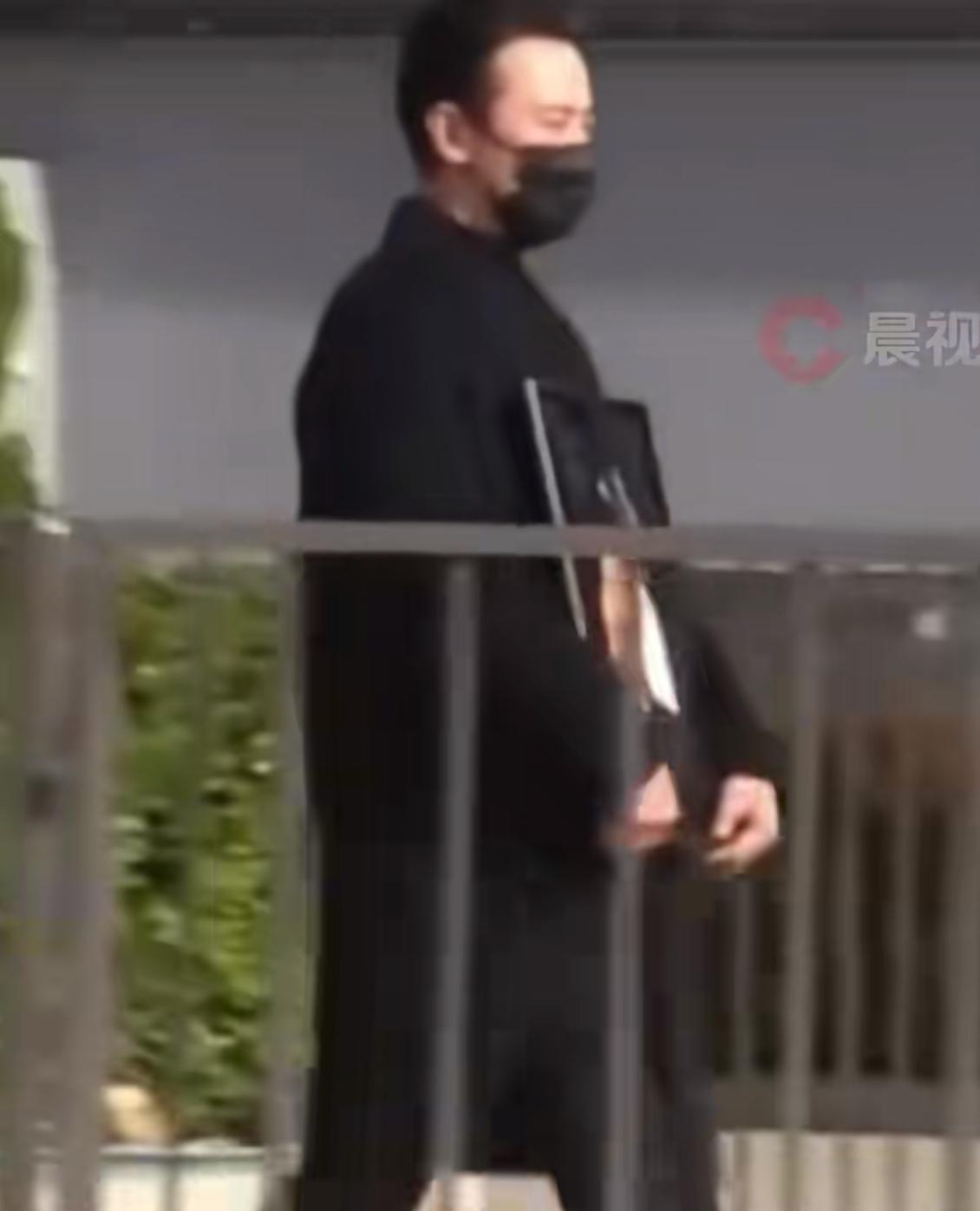 罗晋父亲葬礼，唐嫣紧随罗晋身后。
关于分手的谣言被攻破了。
原来因为罗父病重，罗