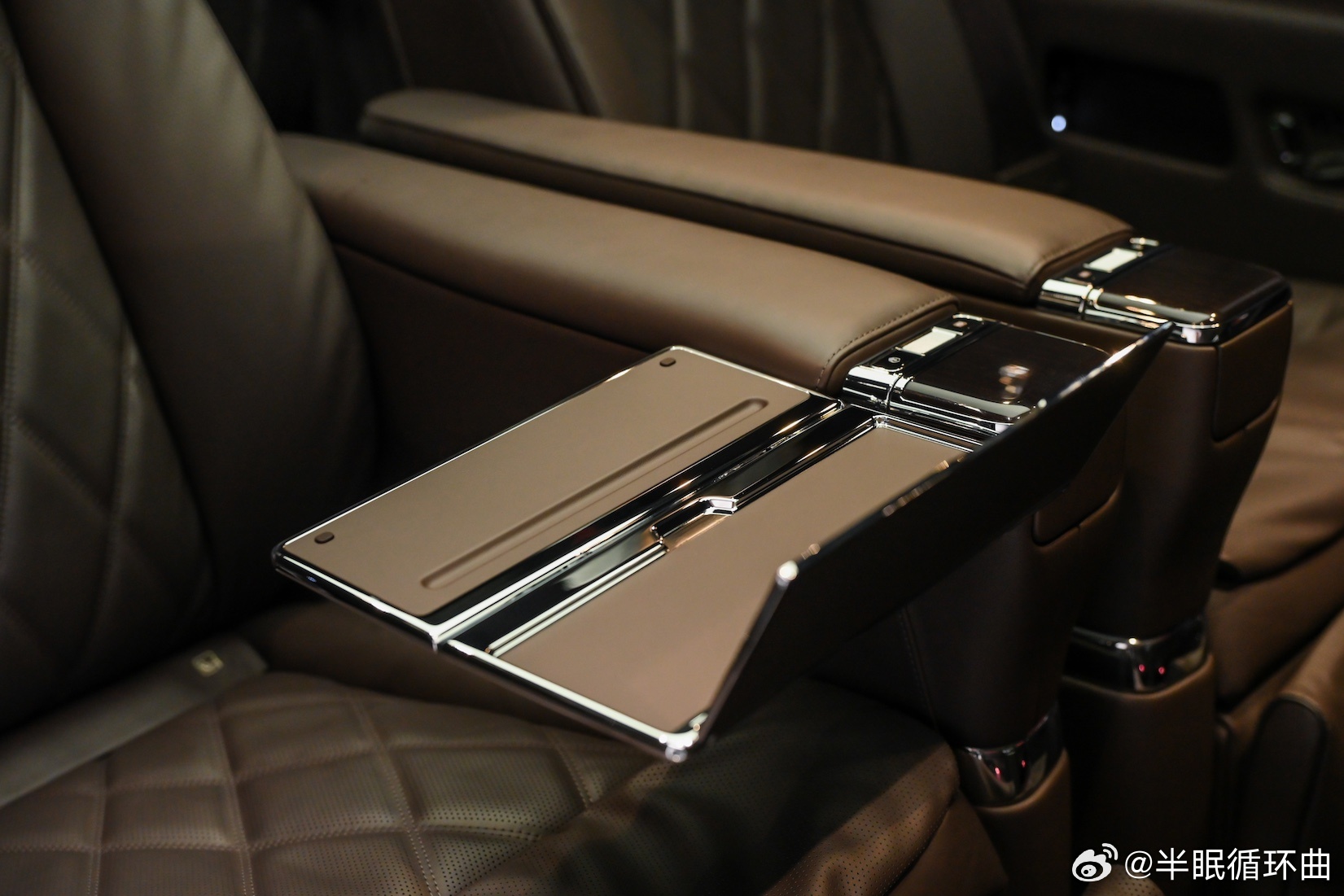 尊界V800三折叠桌板尊界V800行业首款智能电动鞋盒智能电动鞋盒设计巧妙，换鞋