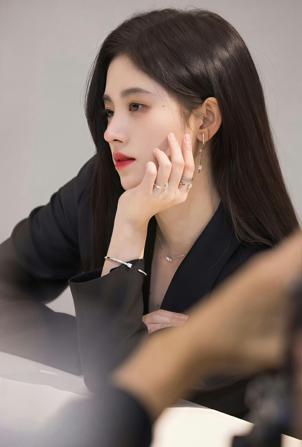 一身利落穿搭气场全开，走路自带强大气场，精致又干练，完全是从小说里走出来的女总裁