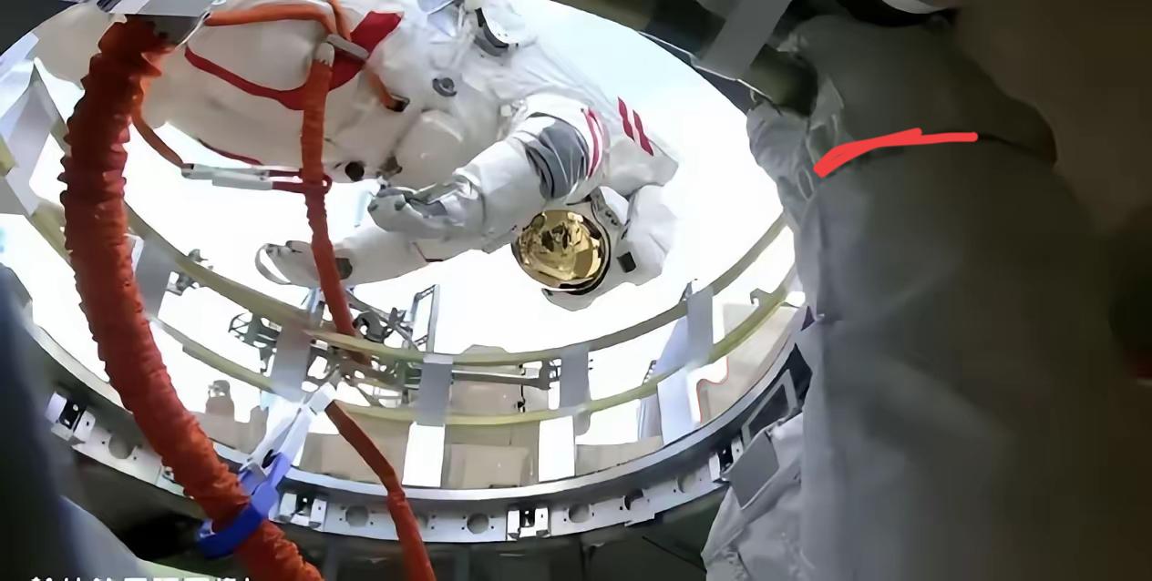 今天揪了8个小时的心！神舟出舱圆满破局，裂纹元凶竟让人始料未及

今天一整天都在