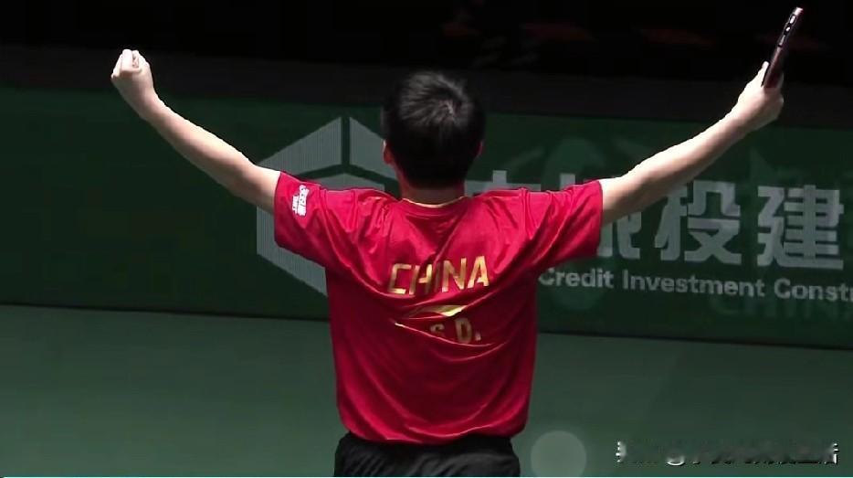 今天是个好日子，林诗栋2：1战胜日本队的张本智和，完成了一年多的救赎。

这一年