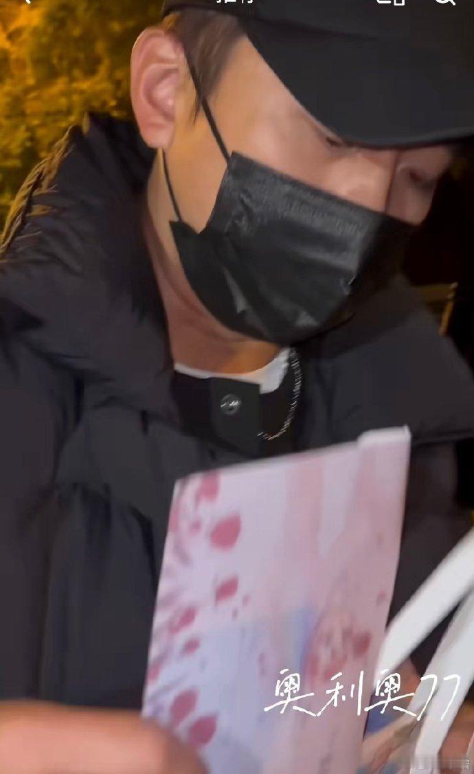 邓超说鹿晗很好邓超说鹿晗在上海 疑似鹿晗关晓彤领证粉丝关切鹿晗近况，向邓超询问，