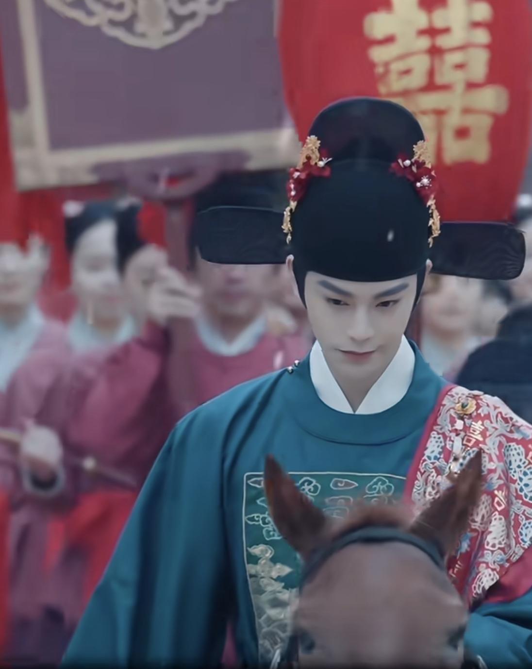 向来红事避让白事，傅家九姑娘出殡这一天，恰好遇上了赵凌娶妻，却没有避让。

赵凌