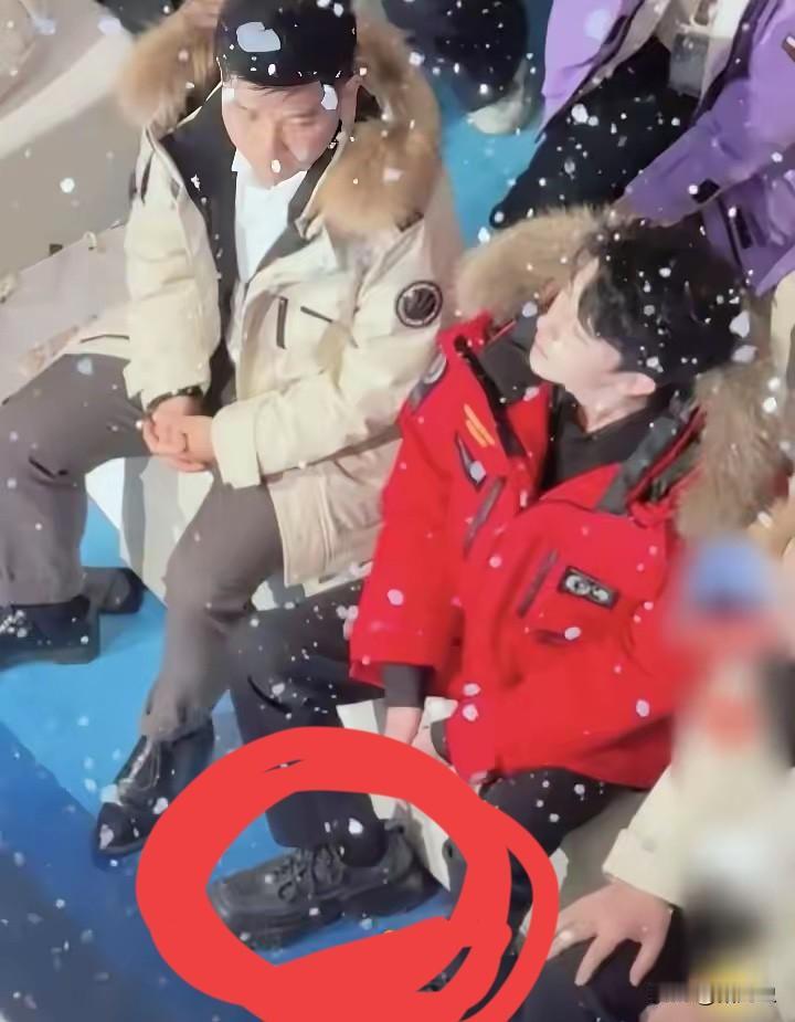 孩子的委屈从不是“穷”
而是明明把善良给了全世界
却在本该
温暖的港湾里独自挨冻