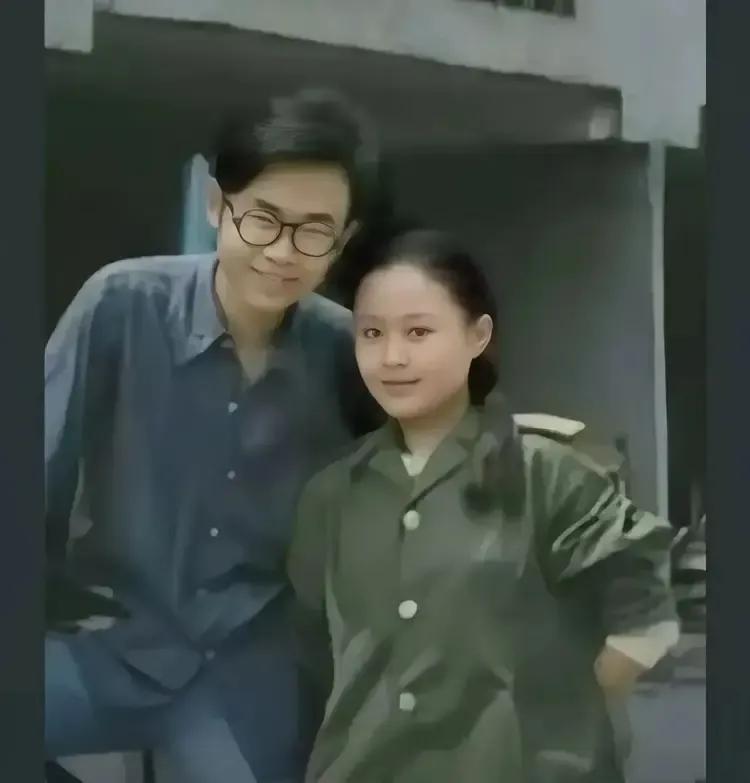 刀郎前妻
杨娜，当年是怎么想的呢❓
她28岁离过婚，
为什么会和才19岁又一无所