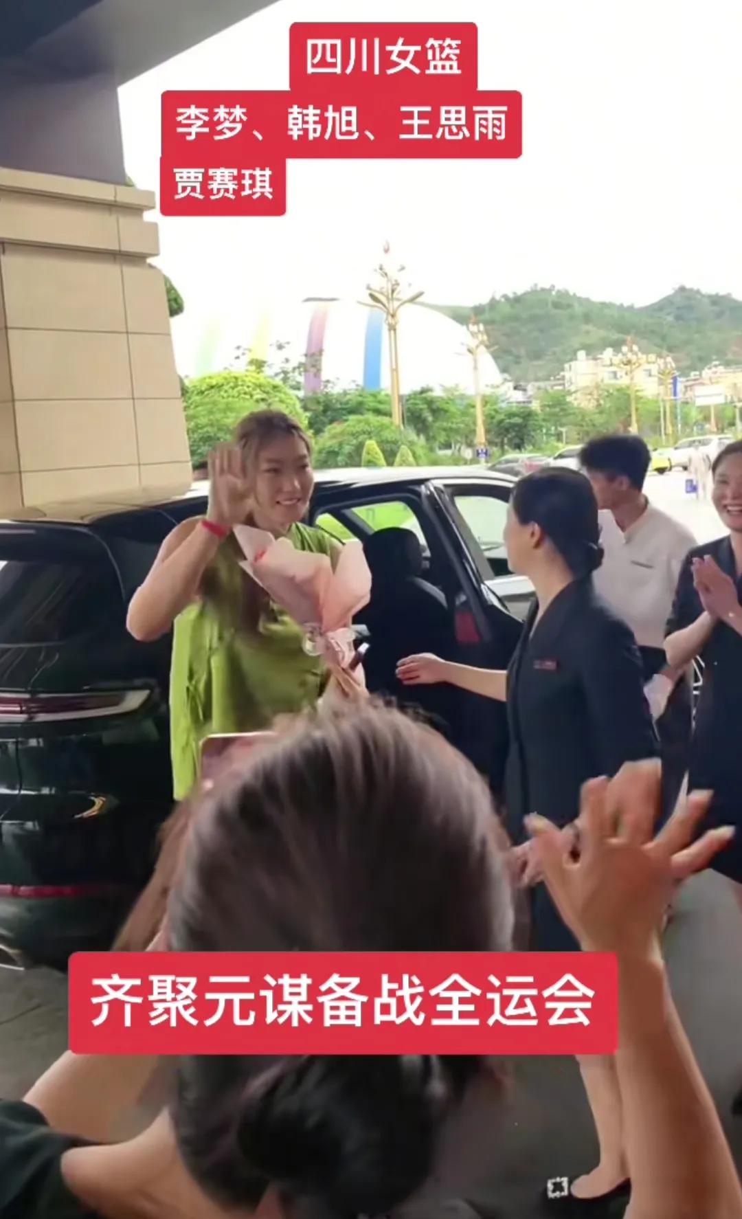 处于风尖浪口的李梦，
现身云南元谋，
四川女篮球员开始汇合，
要打全运会女篮预选
