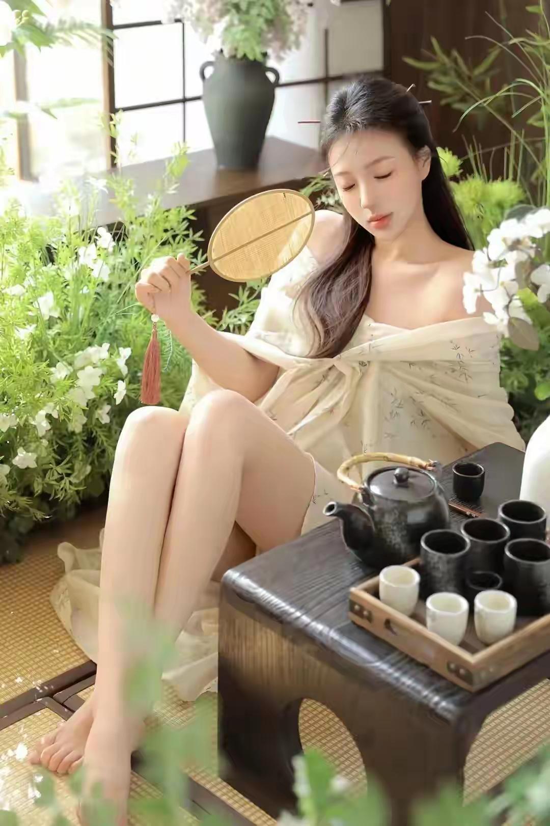 在阳光洒满的庭院中，享受宁静的茶道时光。你认为最有气质的美女是谁？ 雅致生活茶艺