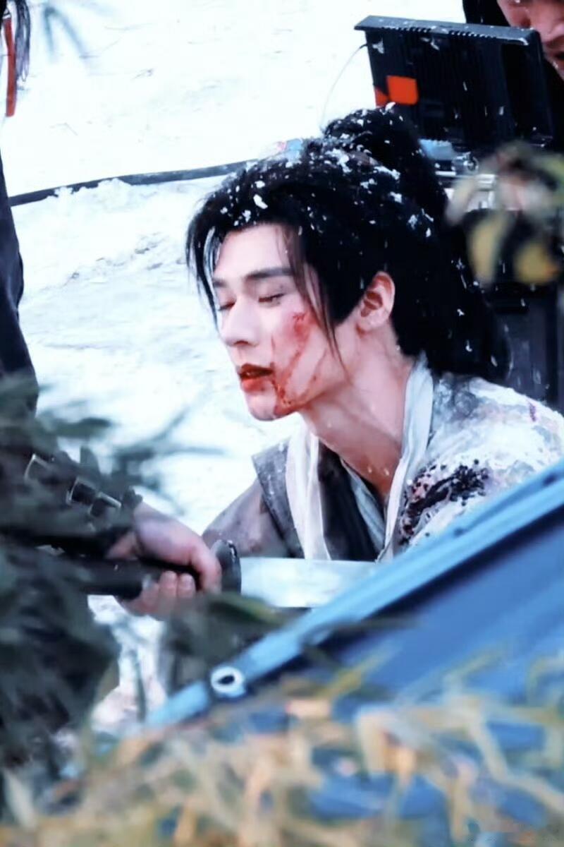 龚俊这几秒让我害怕白衣公卿 谁能拒绝这种狠人大男主！龚俊演的孟剑卿有仇必报，隐忍