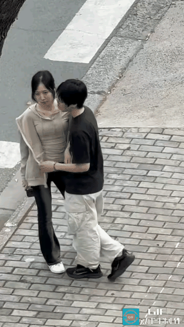 不得不说，

陷入真正热恋的两个人，

眼里根本装不下旁人。

满心满眼都是彼此