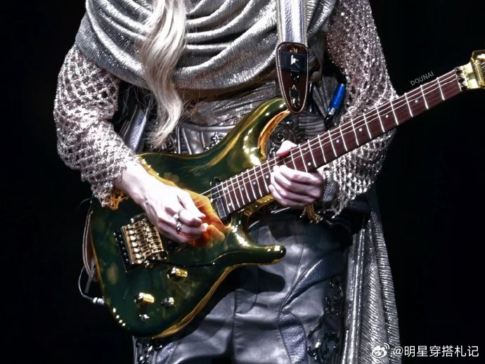 于文文带头嗑水仙谁能想到演唱会最大惊喜是于文文亲自投喂水仙粉，现场播放自己和自己